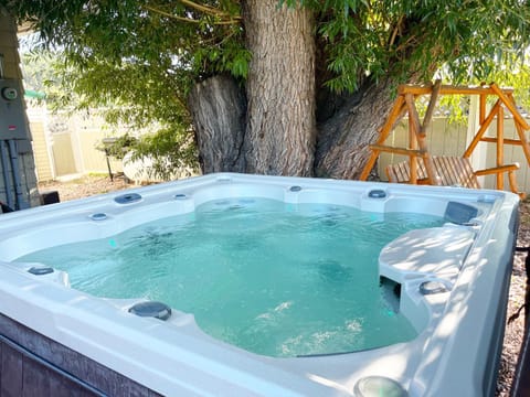 Dwntwn Custer Farmhouse On Main St With Hot Tub House in Custer