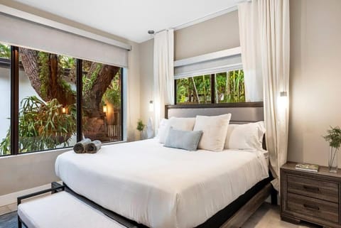 Coconut Grove Villa with heated Pool sleeps 12 Haus in Coconut Grove