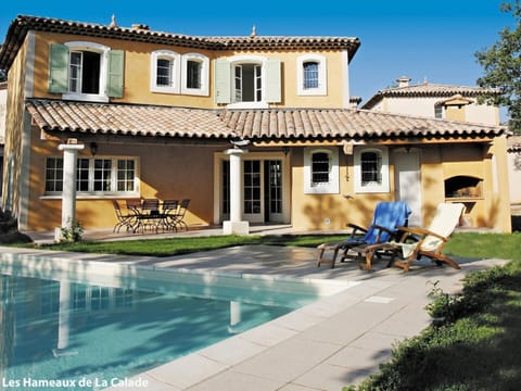 Nice villa in Domaine de Fayence with bubble bath Chalet in Fayence