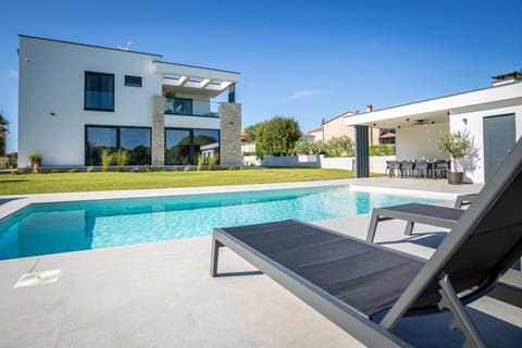 Property building, Swimming pool, Swimming pool