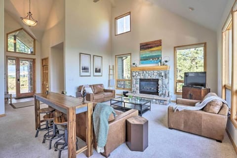Gorgeous Bear Mountain with Hot Tub & WFH Friendly Casa in Evergreen