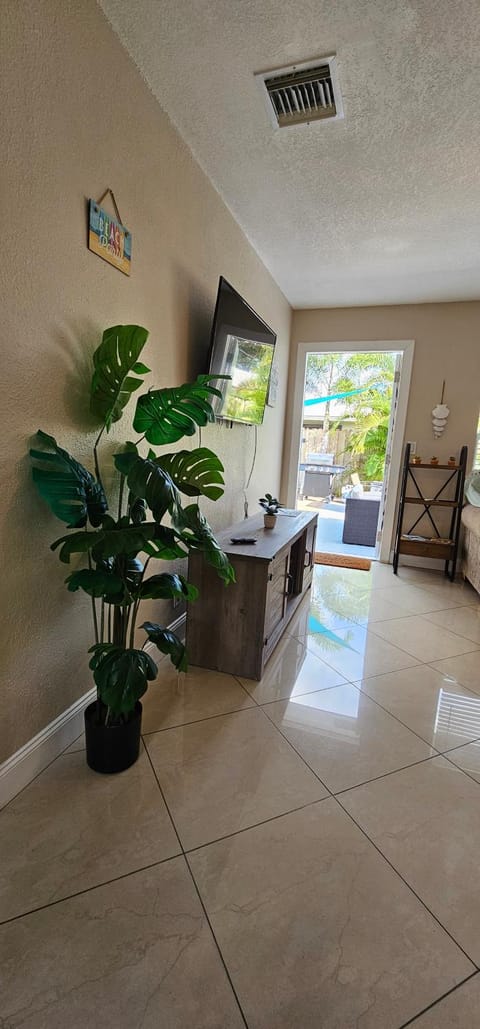 Prime Location-Equipped House W Pool & Patios, Near the Beaches, Ideal for Small Families, Coastal Haven Condominio in Oakland Park