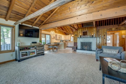 Delton Oasis Retreat with Lake Views and Deck! Maison in Delton