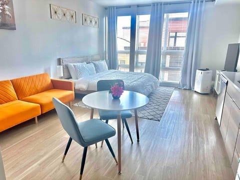 Modern Apartment Downtown Tacoma near the convention center, Free Netflix , King size bed & futon sofa bed , AC, Great Amenities Rooftop, self-check-in Copropriété in Tacoma