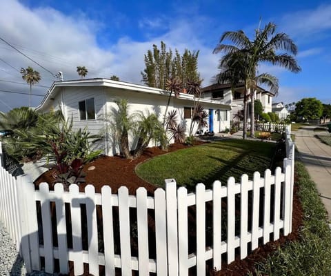 Family beach house with A/C at Mission Bay +Garage Haus in Mission Bay