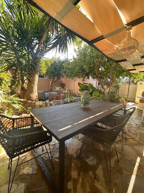 Patio, Day, Garden, Dining area, Garden view