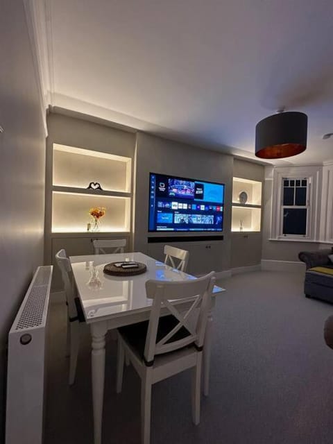 Luxurious New Serviced Apartment (Surrey) Eigentumswohnung in Redhill