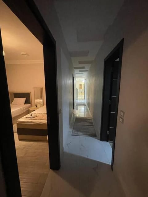 Large3BDR Apartment lovely place Front of auc and Point 90 mall Condominio in New Cairo City