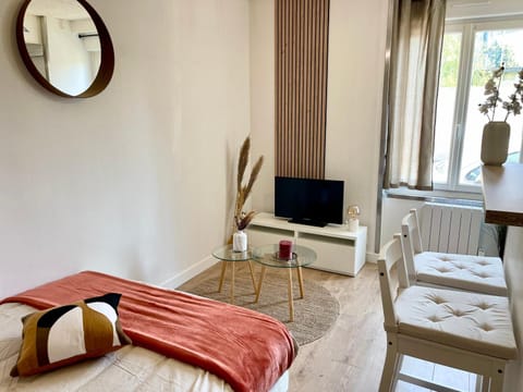 Bed, Living room, Photo of the whole room, Seating area, Bedroom