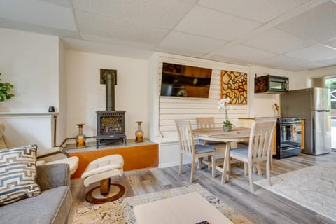 Cozy Kenmore Vacation Rental with Shared Hot Tub! Copropriété in Kenmore