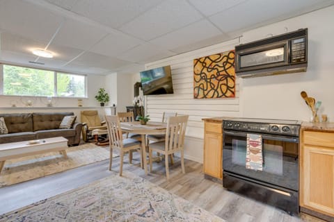 Cozy Kenmore Vacation Rental with Shared Hot Tub! Copropriété in Kenmore