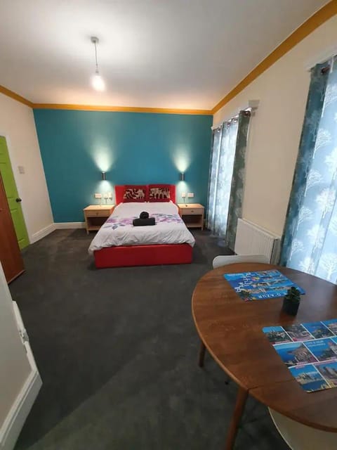 Bed, Photo of the whole room, Dining area, Bedroom