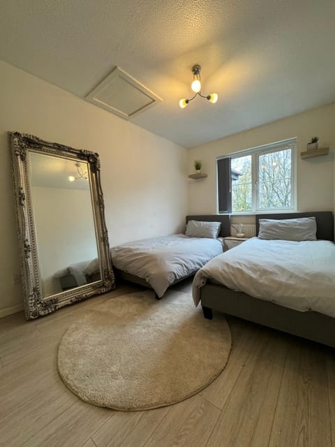 Modern Home, Beautiful Spacious Garden, City Centre NETFLIX House in Manchester