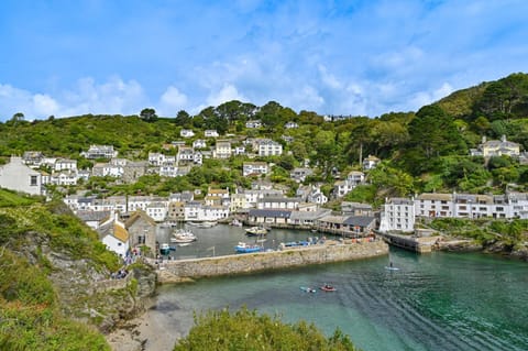 Luxury Couple's Getaway with River Views and Parking House in Polperro