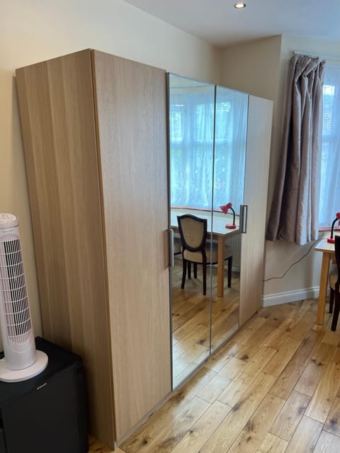 Spacious and Sunny double Room for comfortable nap Bed and Breakfast in Wembley
