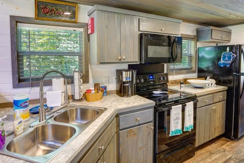 Mayfield Tiny Home with Porch, Walk to Beaches! Casa in Great Sacandaga Lake
