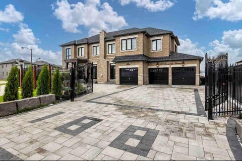 Newly build Estate home 40min from Airport Chalet in Whitchurch-Stouffville