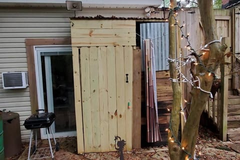 Cozy Garage SheShed - Has Enclosed Outdoor Shower Apartment in Mobile