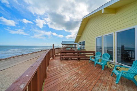 View (from property/room), Balcony/Terrace, Seating area, Sea view