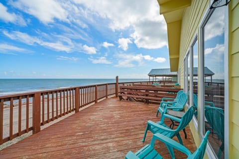 View (from property/room), Balcony/Terrace, Seating area, Sea view