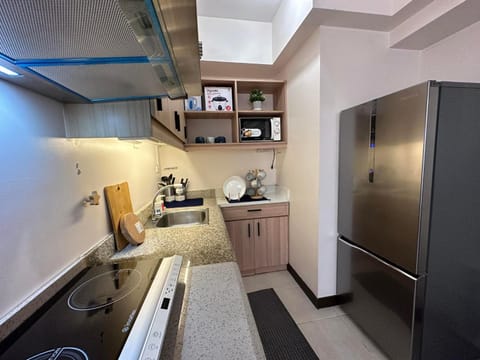 Kitchen or kitchenette, dishwasher, minibar, stove