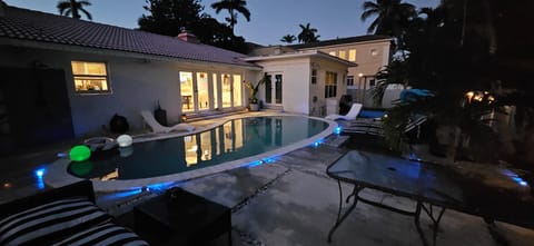 Beachside Bliss Pool Retreat Half mile to Beach Villa in Hollywood