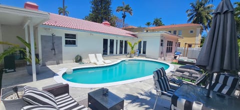 Beachside Bliss Pool Retreat Half mile to Beach Villa in Hollywood