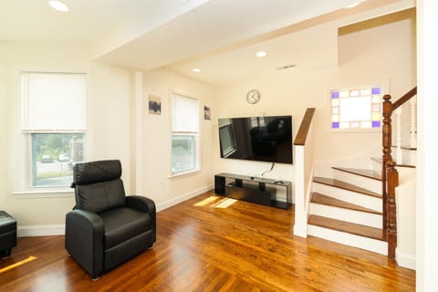 988-Cozy, Lovely and Renovated 4BR-2BA apartment in Boston Apartment in Quincy