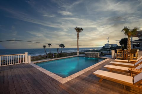 Beachfront Pool Outdoor Kitchen Firepit Putting Green House in Folly Beach