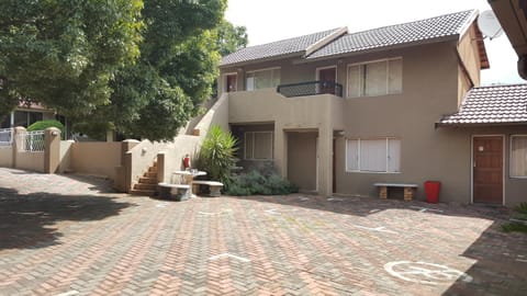 African Sky Guest House Bed and Breakfast in Roodepoort