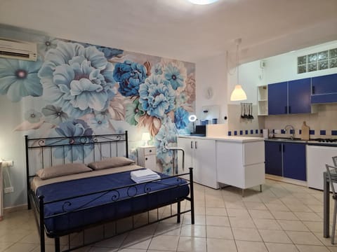 Bed, Kitchen or kitchenette, Photo of the whole room, Bedroom, minibar