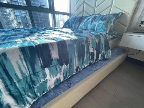 Stylish 1BR Uptown Parksuites BGC, 200mbps/SmartTv Condo in Makati