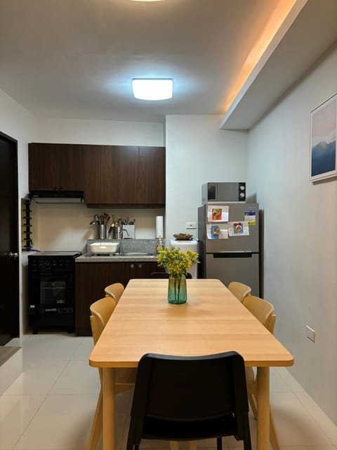 Coffee/tea facilities, Kitchen or kitchenette, Dining area, oven, stove