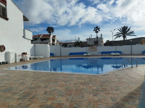 Swimming pool, sunbed