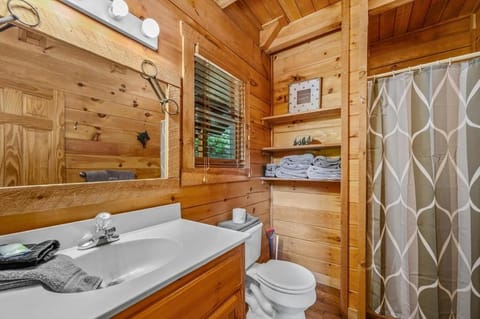 Sunrise Woods Retreat cabin House in Sevierville