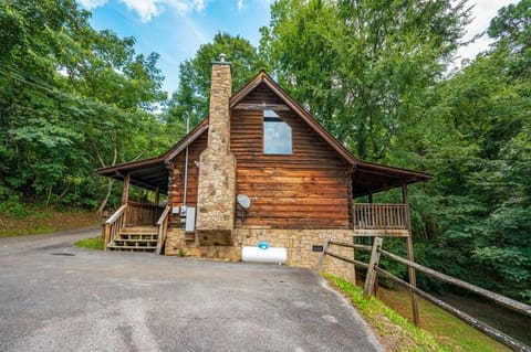 Sunrise Woods Retreat cabin House in Sevierville