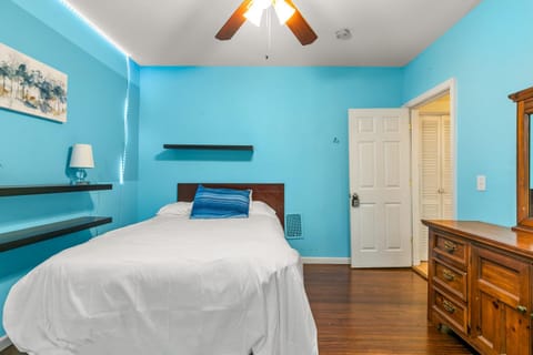 The Blue Room near Yale Hospital/Bridgeport Hostel in Bridgeport