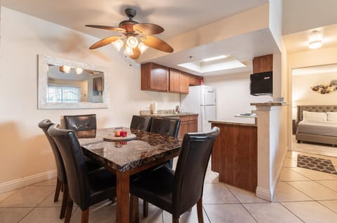 Kitchen or kitchenette, Dining area