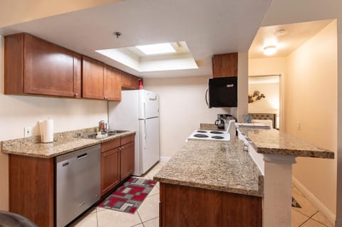 Kitchen or kitchenette, dishwasher, minibar