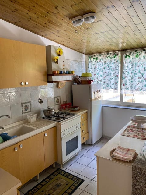 Kitchen or kitchenette, pet friendly, stove, toaster