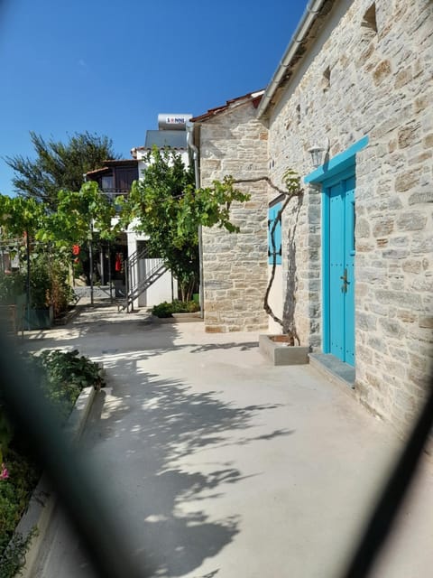 Nectar House in Magnesia Prefecture, Greece