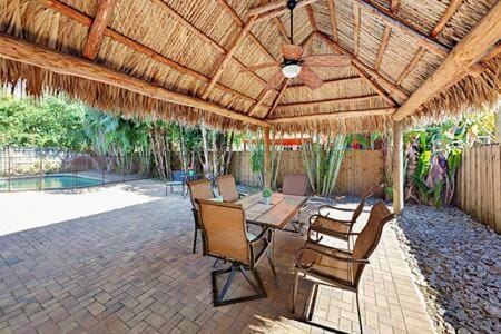 Hidden Gem Vacation Villa w Private Pool & TikiHut Villa in Fort Lauderdale