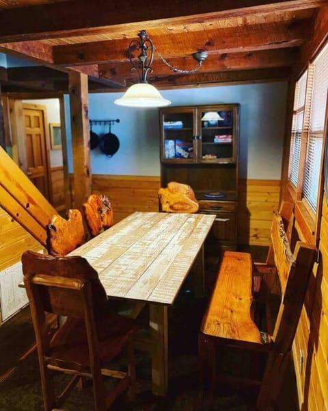 3 Bedroom log cabin with hot tub at Bear Mountain House in Carroll County