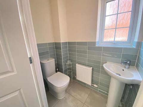 Agase Way - Stylish 4 Bed Home House in Aylesbury Vale