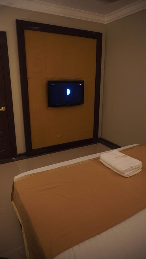 Bed, TV and multimedia, Bedroom, towels