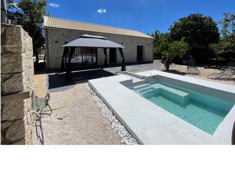 Property building, Day, Darts, Garden, Balcony/Terrace, Garden view, Pool view, Swimming pool, Swimming pool, Time of day, sunbed