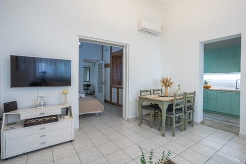 TV and multimedia, Kitchen or kitchenette, Living room, Seating area, Dining area