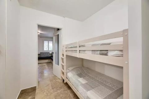 Bed, Photo of the whole room, bunk bed