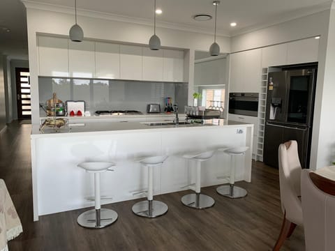 7 Aurora Ave Dunmore House in Wollongong