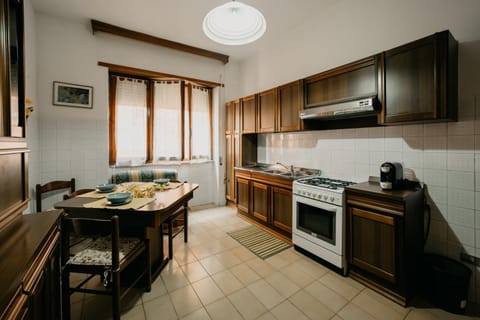 Coffee/tea facilities, oven, kitchen